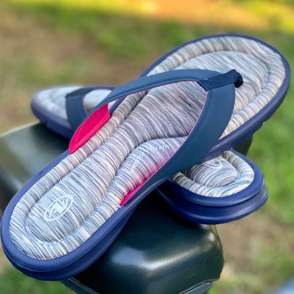 athletic works flip flops memory foam